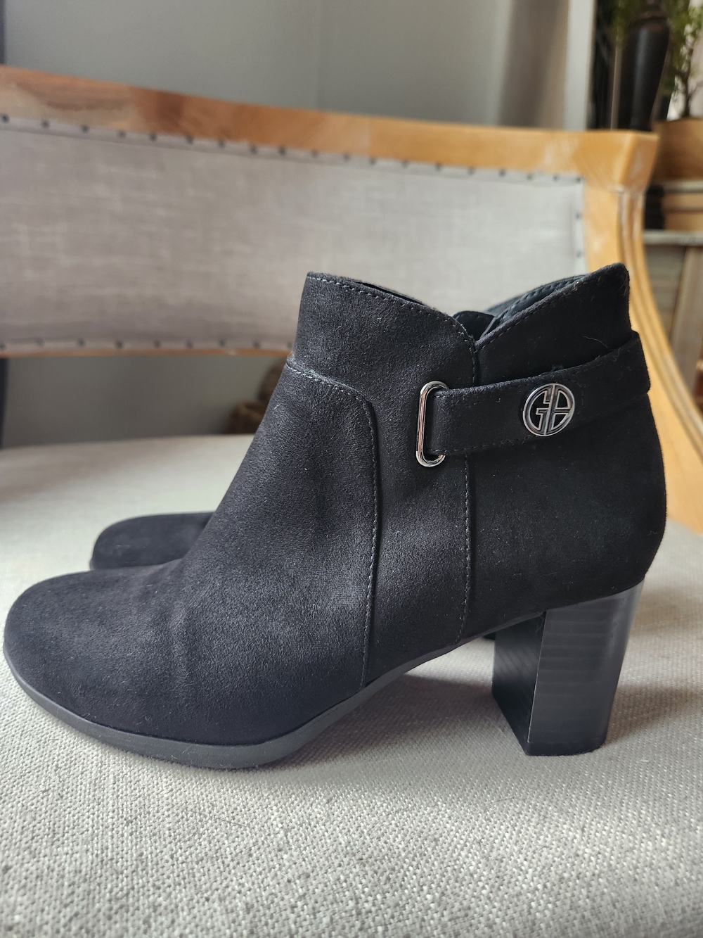 Giani Bernini Artemyss Black Faux Suede Ankle Booties Block Heel 6.5 Round Toe